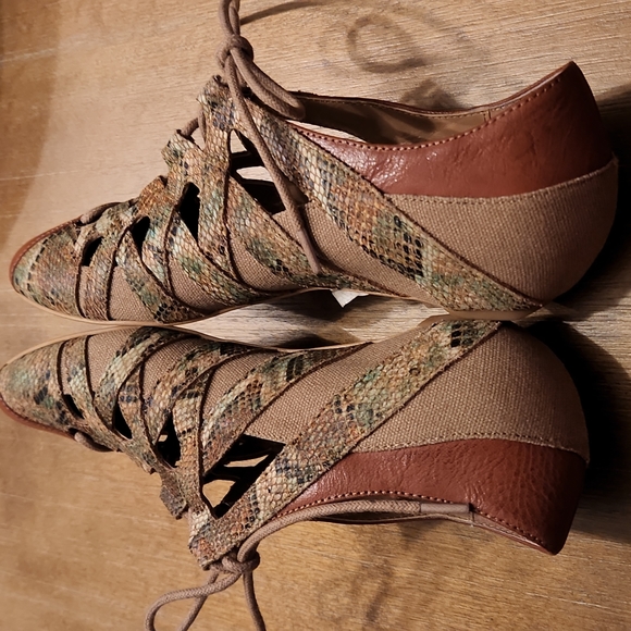 NWT SAKS OFF 5TH BEAUTIFUL LACE UP  FLATS - Picture 8 of 12